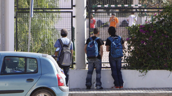 Varios alumnos en el exterior de un centro educativo, en una imagen de archivo.