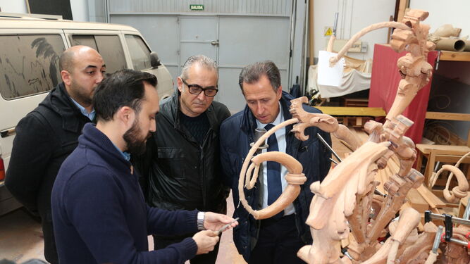 Un momento de la visita realizada ayer al taller de Manuel Oliva.