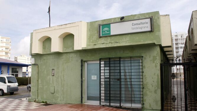 El Consultorio de Valdelagrana, situado junto al Paseo Marítimo, que los usuarios denuncian que se ha quedado pequeño.