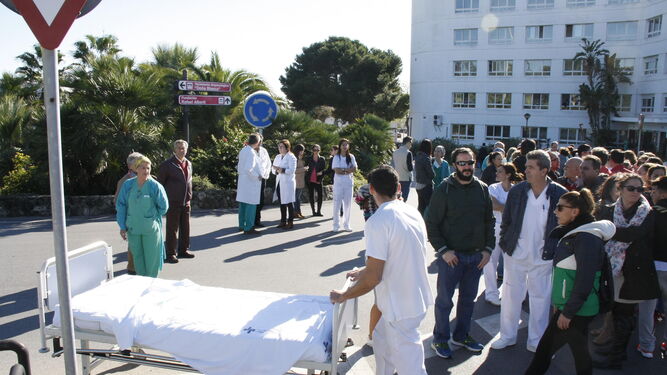 Concentración de trabajadores del hospital de Villamartín de Pascual meses antes de que la Junta firmara el último convenio en 2017.