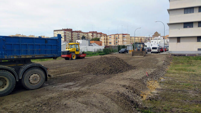 Camiones y máquinas en el tramo de calle Carmen que se va a urbanizar.