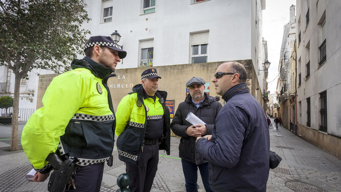 Agentes de la Policía Local conversan con David Navarro y con Diario de Cádiz durante el recorrido por el barrio realizado ayer.