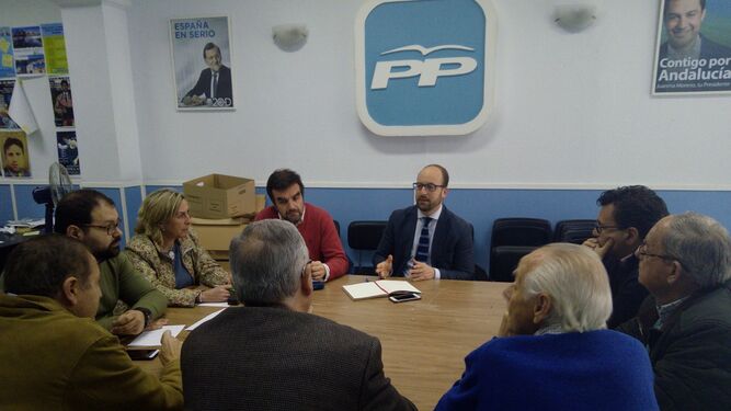 Beardo y varios concejales del PP, durante la reunión con la Asociación de Empresarios de El Puerto.