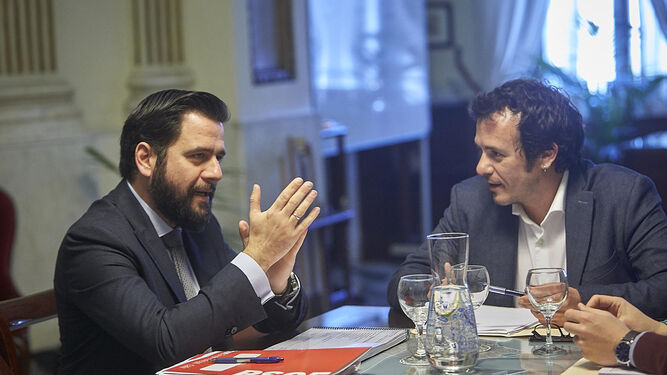Fran González y José María González, en un momento de la reunión para tratar los presupuestos hace unas semanas.