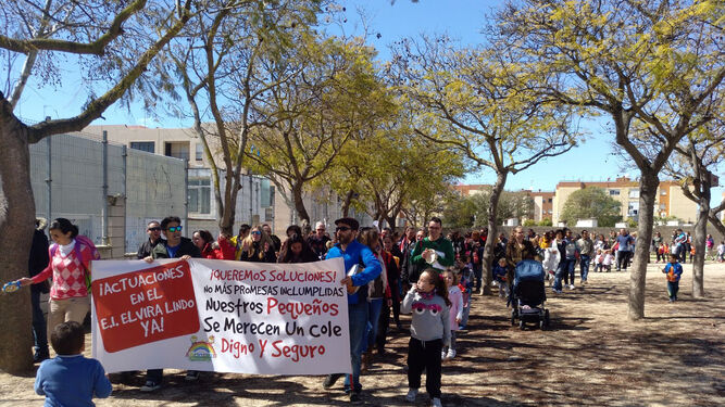 La comunidad educativa de la Escuela Elvira Lindo sale a protestar