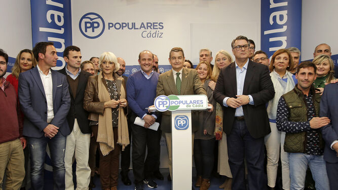 Foto de familia del Partido Popular en el acto de presentación de Juan José Ortiz como candidato.