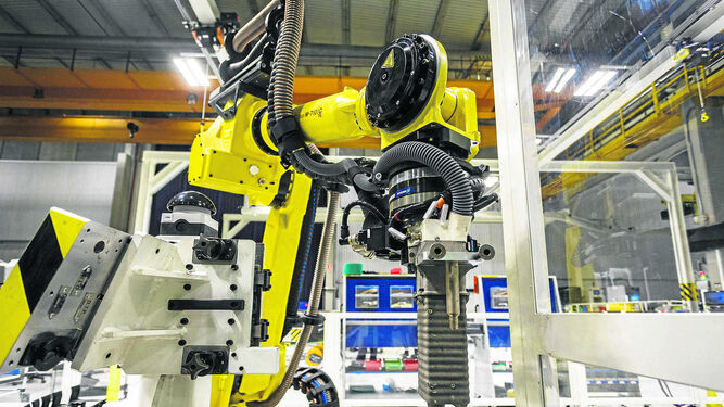 Una máquina robotizada ejecuta el proceso de producción en una fábrica de alta tecnología.