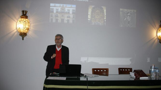 González Luque habla sobre El Nazareno en el Aula Menesteo