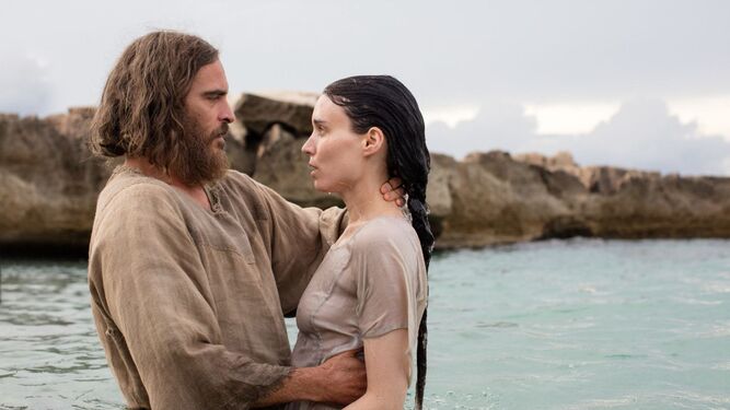 Joaquin Phoenix y Rooney Mara, en una escena de 'María Magdalena'.