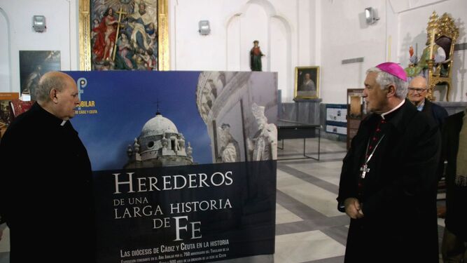 El Obispo de Cádiz durante la presentación de la exposición en Cádiz.
