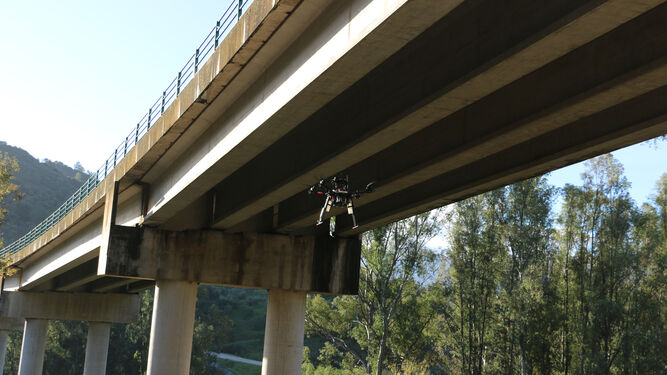 Uno de los drones utilizados ayer, bajo el puente de La Nava, en Algodonales.