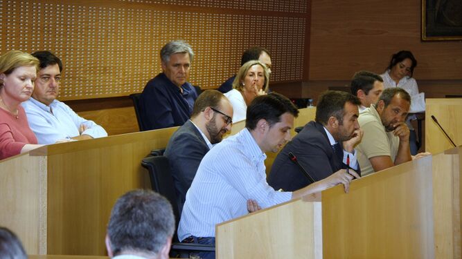 Los ya ex-concejales Consuelo Lorenzo, Gonzalo Ganaza y Alejandro Merello, en un reciente pleno junto al candidato popular, Germán Beardo.