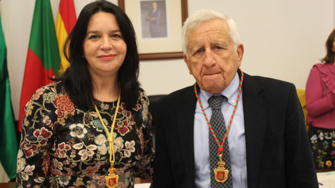 La alcaldesa y el presidente de Sprimsol, tras la entrega de la Medalla.