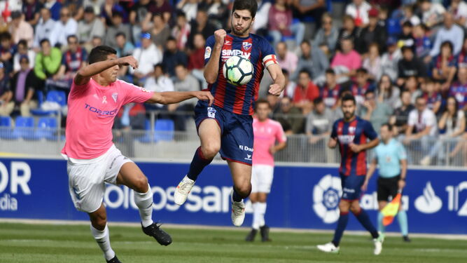 Garrido presiona a un rival que trata de controlar en el partido de la primera vuelta en El Alcoraz.