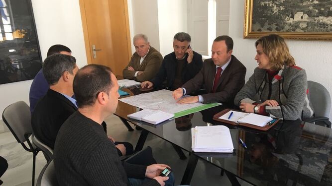 Responsables de la Junta, los alcaldes de los pueblos afectados y miembros de la plataforma, ayer, en Ubrique.