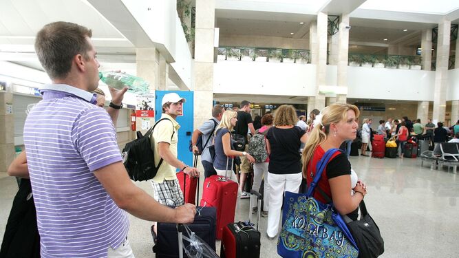 Turistas hacen cola para facturar en el aeropuerto de Jerez durante la temporada alta.