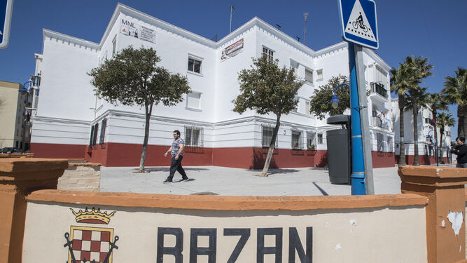 Letrero exterior pintado con el nombre de Bazán en una de las calles de entrada hacia la barriada desde la carretera de La Carraca.