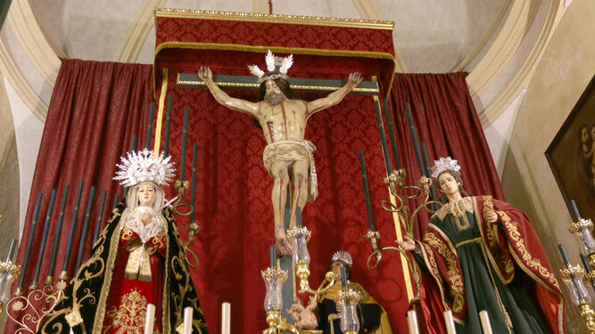 Altar de cultos de la Hermandad de Vera Cruz que hoy celebra besapié.