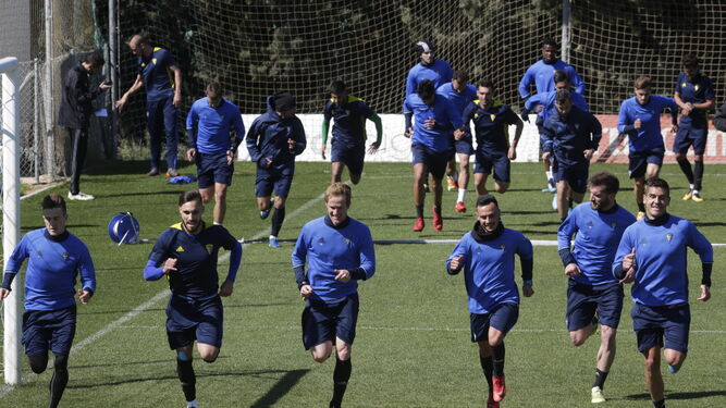 Varios jugadores  del Cádiz corren durante una sesión de trabajo en El Rosal