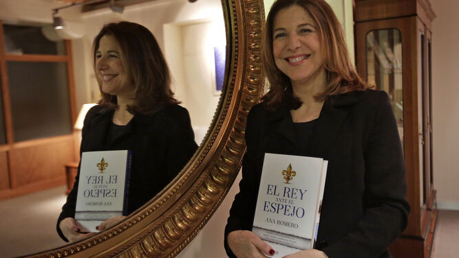 Ana Romero, con su nuevo libro 'El Rey ante el espejo', anoche en la sede de la Fundación Cajasol en Cádiz.