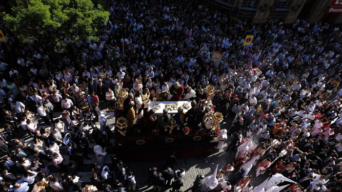 El paso de la Sagrada Cena de Sevilla en dirección a la carrera oficial el pasado año.