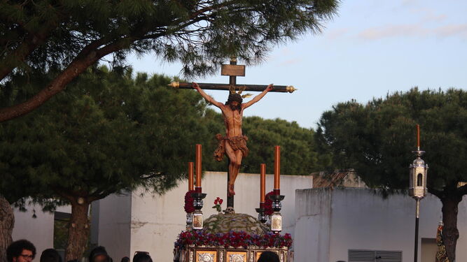 La Asociación Parroquial Cristo del Amor enfilando la calle Fermín Salvochea, en el Río San Pedro.
