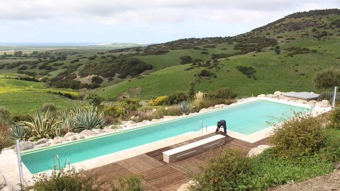 El alojamiento, ubicado en La Muela, cuenta con una piscina infinita con vistas espectaculares.