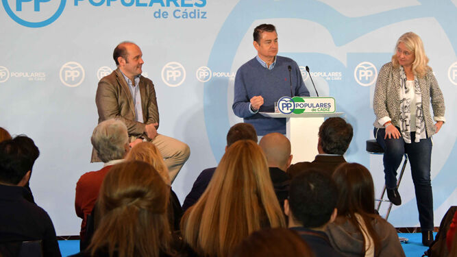 El candidato a la Alcaldía de Cádiz, Juan José Ortiz, y Mercedes Colombo, escuchan a Antonio Sanz.