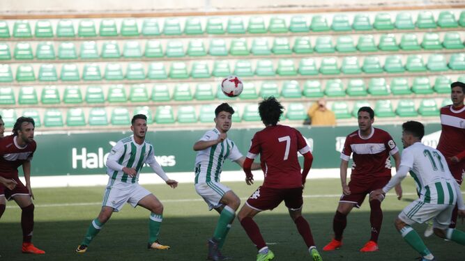 Pedro Ríos, autor del primer gol de los isleños (ayer de rojo), observa el balón en pugna con un jugador del conjunto verdiblanco.