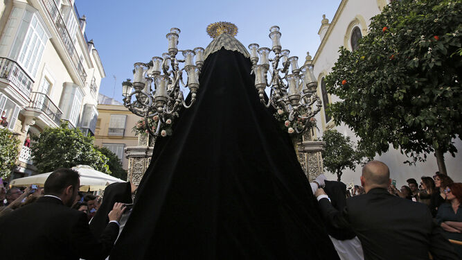 La Virgen de los Desamparados inicia su camino hacia la plaza de San Francisco.