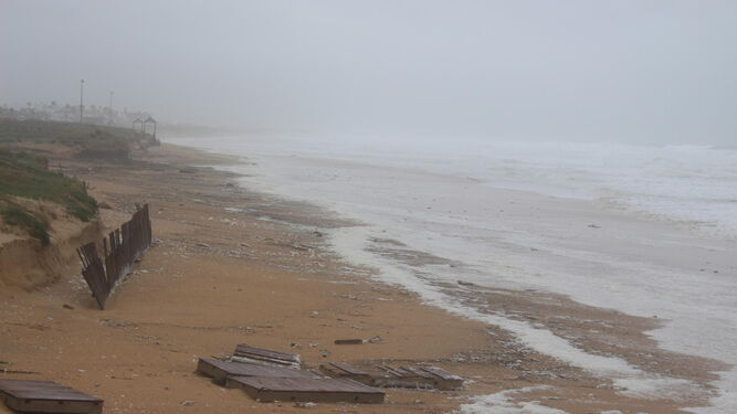 Estado que presentaba la playa vejeriega de El Palmar tras los últimos temporales que ha sufrido la comarca.