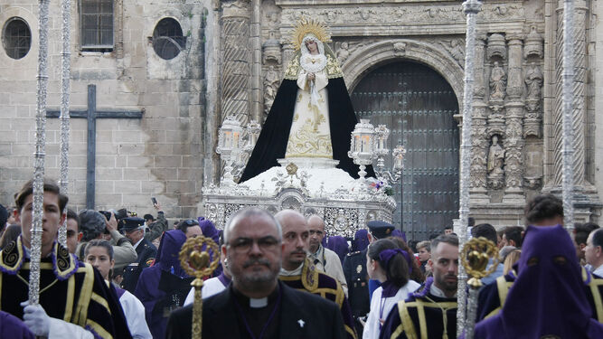 La talla de María Santísima del Dolor y Sacrificio, precedida por representantes eclesiásticos de la ciudad.