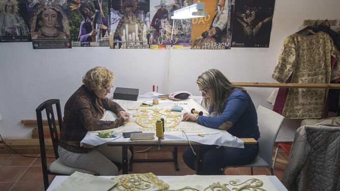 Mujeres trabajando en los talleres Virgen del Carmen.