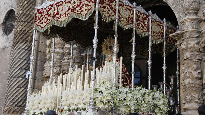 El palio de Nuestra Señora de la Piedad, justo en el momento de asomar por la Puerta del Sol de La Prioral.