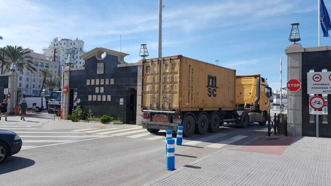 Un contenedor de MSC llegaba ayer al muelle de Cádiz.