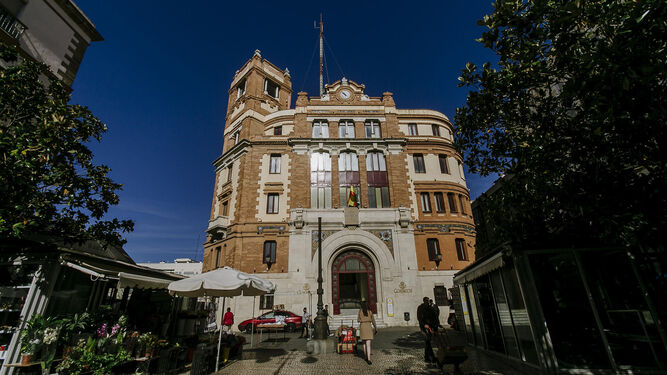 La imponente fachada del edificio de Correos, ante la plaza de las Flores.