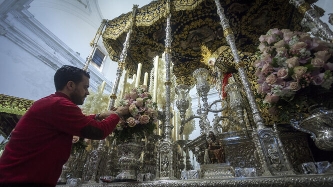 Preparativos en el paso de la Virgen del Rosario en sus Misterios Dolorosos para la salida procesional de hoy.