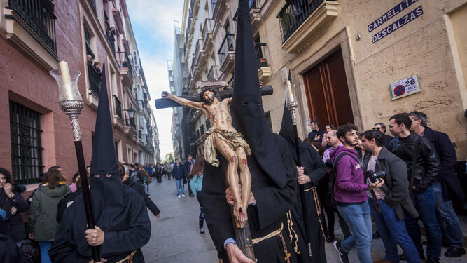 El bello crucifijo que procesionaba trasel paso de la Virgen de las Angustias.