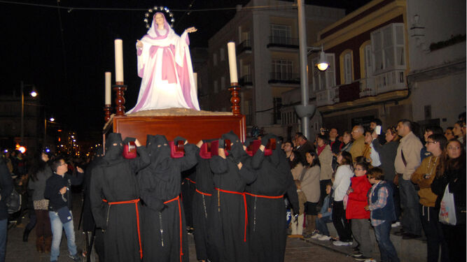 La imagen de la Virgen del Rosario sobre su parihuela.