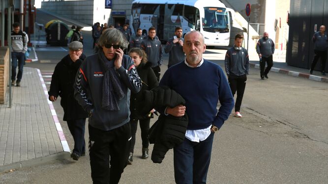 Jugadores y técnicos del Albacete llegan al Hospital de Zaragoza.