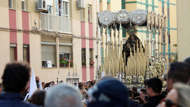 La Virgen de la Soledad a su paso por la calle Amargura, antes de visitar la residencia Joaquina de Vedruna.