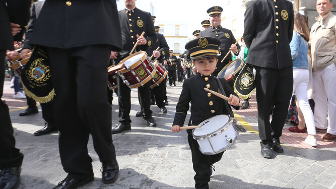 Un pequeño integrante de la Banda Municipal durante el desfile.