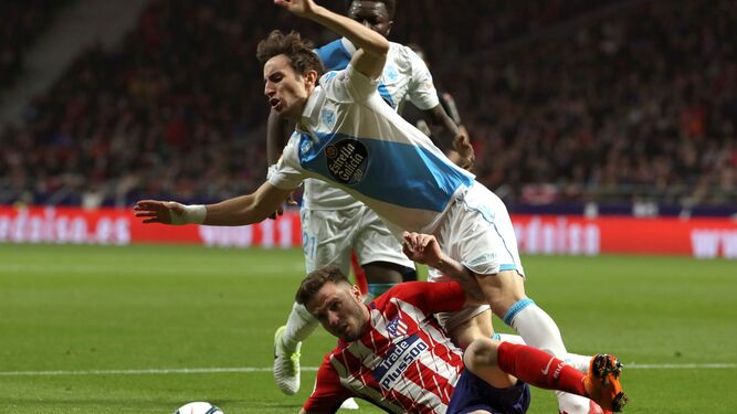 Saúl derriba a Mosquera, curiosamente los dos protagonistas del polémico penalti.