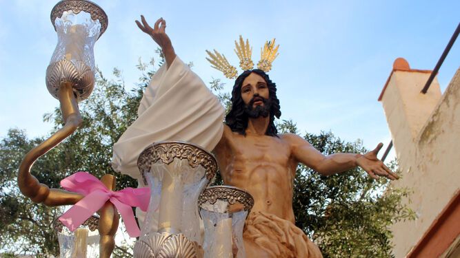 El Cristo procesionó con el lazo contra el cáncer.