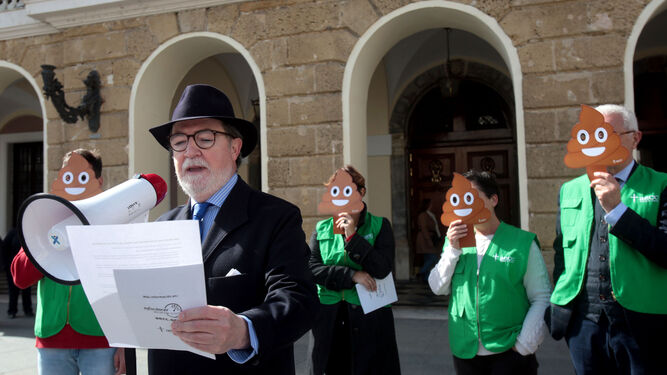 Ignacio Moreno leyendo ayer el manifiesto delante del Ayuntamiento de Cádiz.
