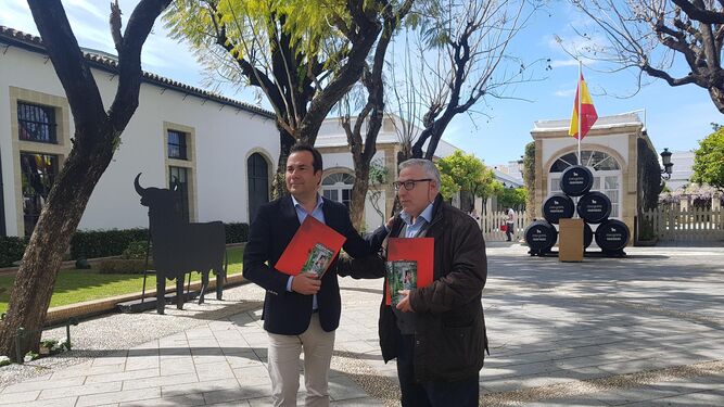 José Ignacio Delgado Poullet, presidente de la asociación Amigos de los Patios, e Iván Llanza, ayer en el jardín de la bodega de Osborne.