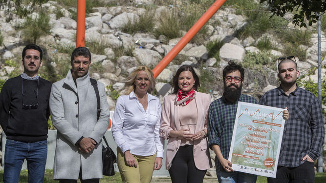 La alcaldesa y la concejala de Juventud, Patricia Cavada y Carmen Toledo, acompañada de músicos de Madmaniacs y de representantes de la productora.
