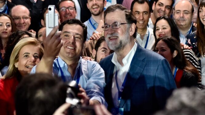 Rajoy se fotografía junto al presidente del PP en Andalucía.