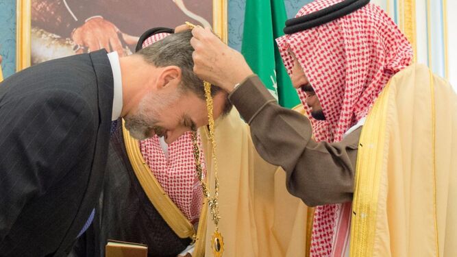 El rey de Arabia Saudí, Salmán ben Abdelaziz, con Felipe VI en 2017.