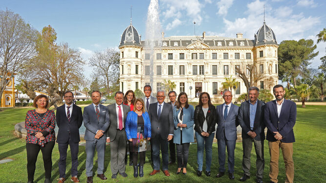 Los responsables de los ocho ayuntamientos beneficiados de la provincia junto a Jiménez Barrios y los delegados territoriales, ayer en Jerez.